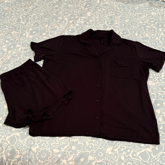 SKIMS Black Pajama Shorts Set - Picture 2 of 7